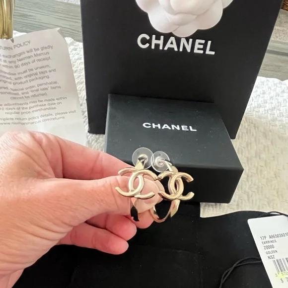 ❌SOLD❌CHANEL Authentic 17P Gold CC Logo Hoop Earrings - gently used! - Picture 8 of 14